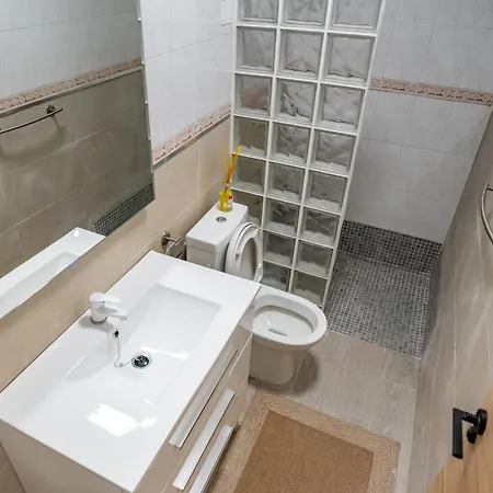 Affittacamere Casa Julio - Complete Coastal Retreat - Entire - 3 Min Walk From The Ocean - Shared Entrance With Host